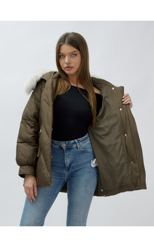 Женский зимний пуховик с меховой отделкой.