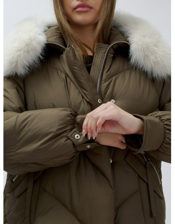 Женский зимний пуховик с меховой отделкой.
