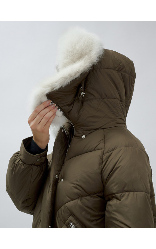 Женский зимний пуховик с меховой отделкой.
