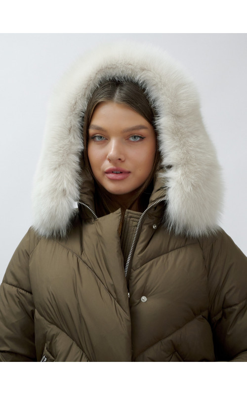 Женский зимний пуховик с меховой отделкой.