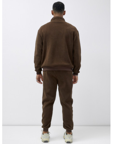 Мужской спортивный комплект: тепло и стиль для активных дней.