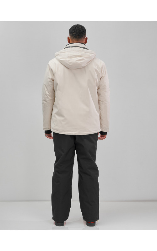 Мужской горнолыжный костюм: куртка и полукомбинезон для зимних активностей.