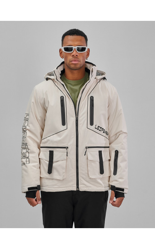 Мужской горнолыжный костюм: куртка и полукомбинезон для зимних активностей.