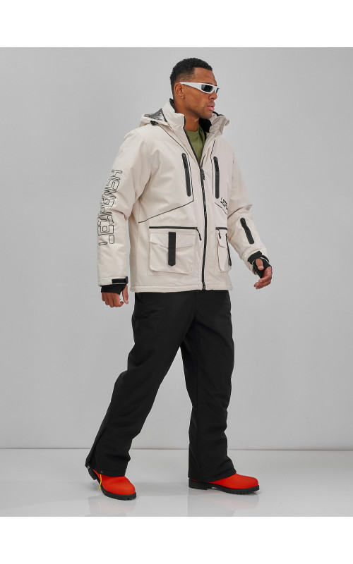 Мужской горнолыжный костюм: куртка и полукомбинезон для зимних активностей.