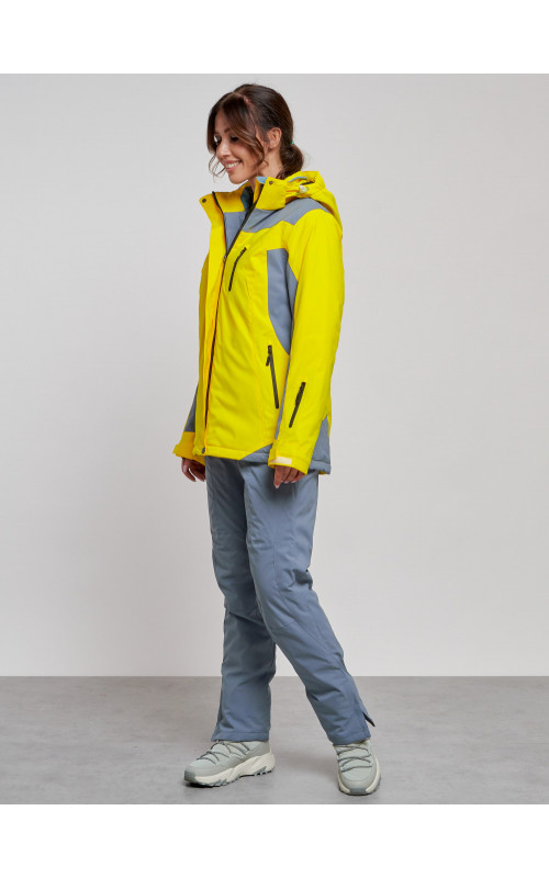 Женский горнолыжный костюм для активного отдыха.