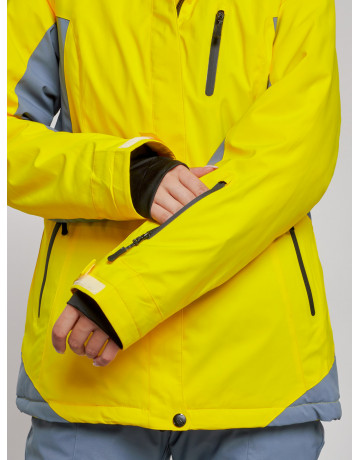 Женский горнолыжный костюм для активного отдыха.