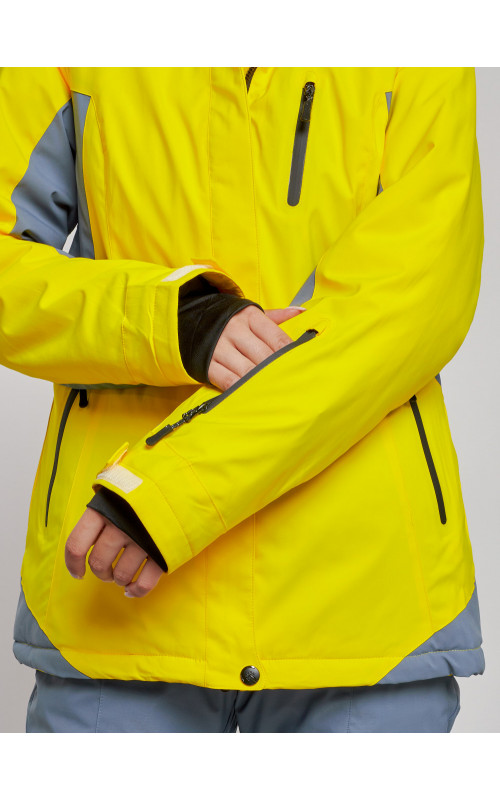 Женский горнолыжный костюм для активного отдыха.