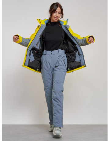 Женский горнолыжный костюм для активного отдыха.