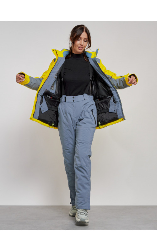 Женский горнолыжный костюм для активного отдыха.