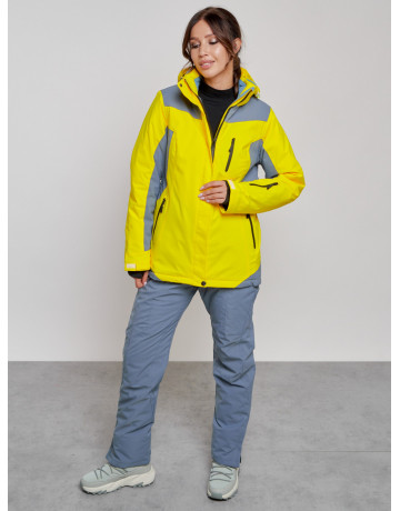 Женский горнолыжный костюм для активного отдыха.