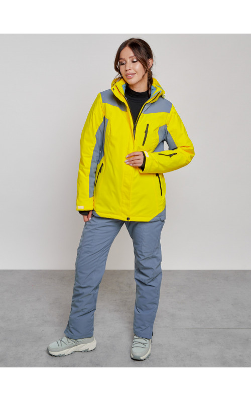 Женский горнолыжный костюм для активного отдыха.