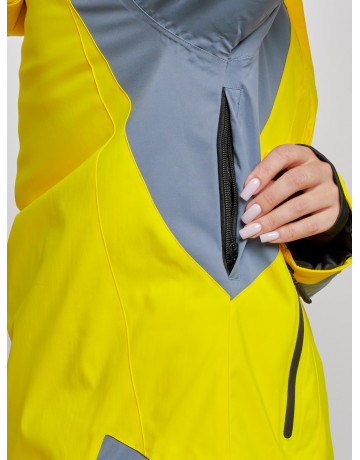 Женский горнолыжный костюм для активного отдыха.