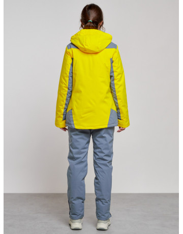 Женский горнолыжный костюм для активного отдыха.