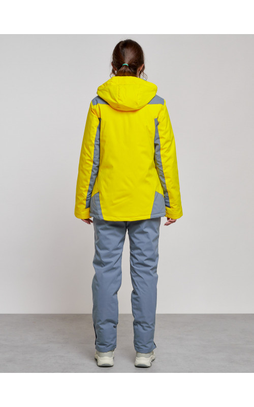 Женский горнолыжный костюм для активного отдыха.