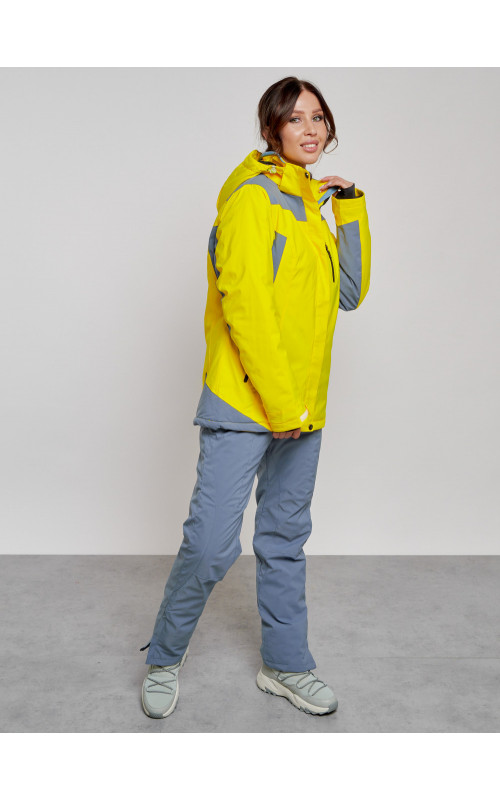 Женский горнолыжный костюм для активного отдыха.