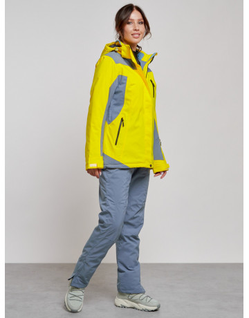 Женский горнолыжный костюм для активного отдыха.