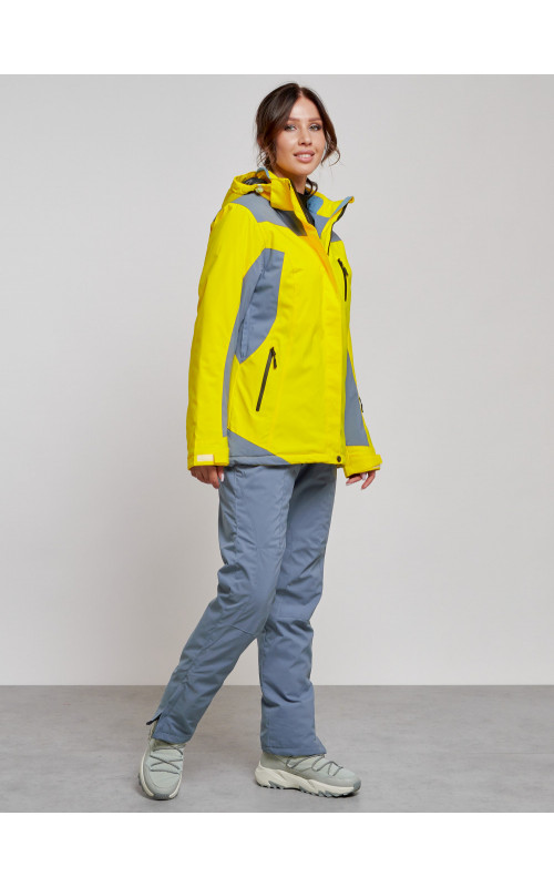 Женский горнолыжный костюм для активного отдыха.