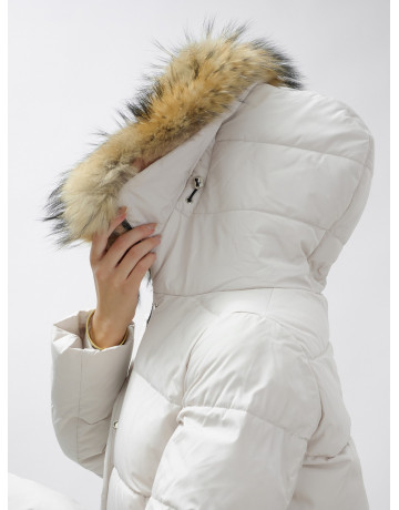 Женский зимний пуховик премиум-класса светло-бежевого цвета с мехом енота. в Тюмени