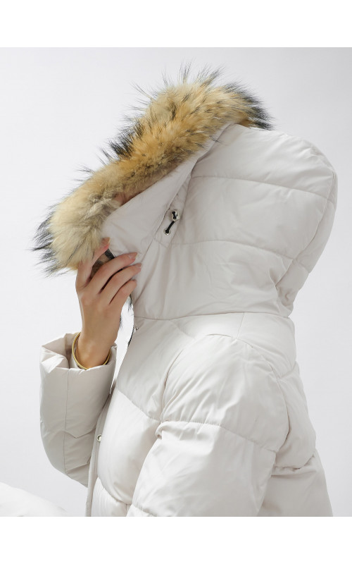 Женский зимний пуховик премиум-класса светло-бежевого цвета с мехом енота. в Тюмени