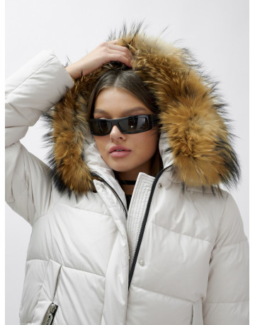 Женский зимний пуховик премиум-класса светло-бежевого цвета с мехом енота. в Тюмени