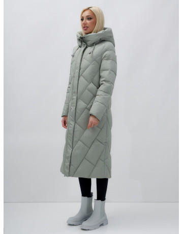 Длинный женский пуховик прямого кроя с капюшоном.