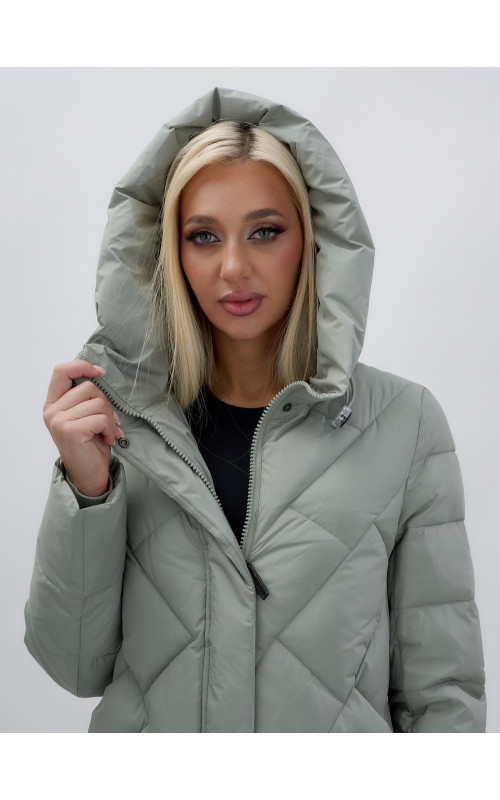 Длинный женский пуховик прямого кроя с капюшоном.