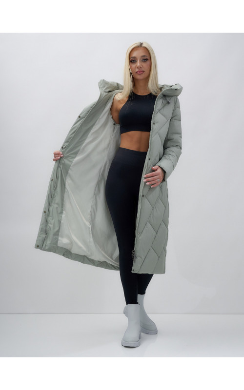 Длинный женский пуховик прямого кроя с капюшоном.