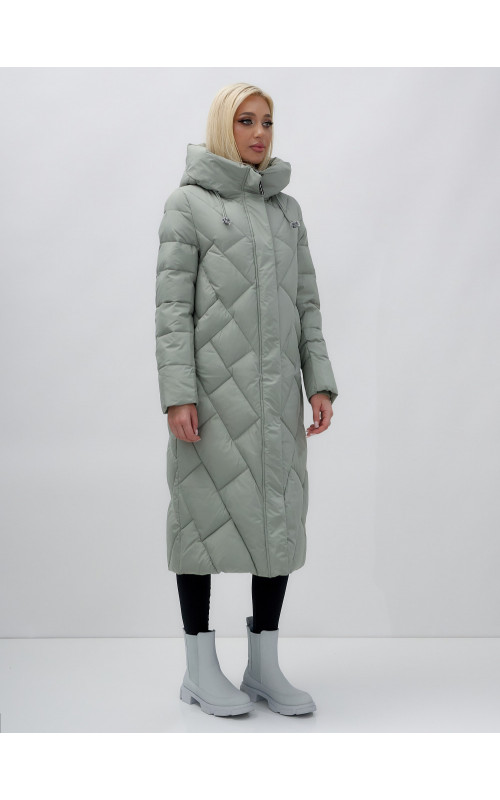 Длинный женский пуховик прямого кроя с капюшоном.