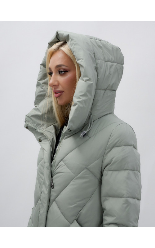 Длинный женский пуховик прямого кроя с капюшоном.