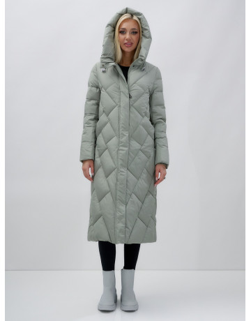 Длинный женский пуховик прямого кроя с капюшоном.
