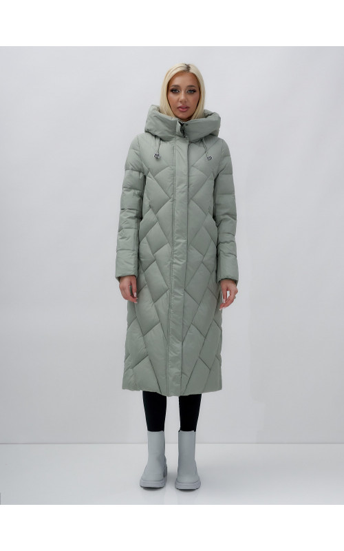 Длинный женский пуховик прямого кроя с капюшоном.