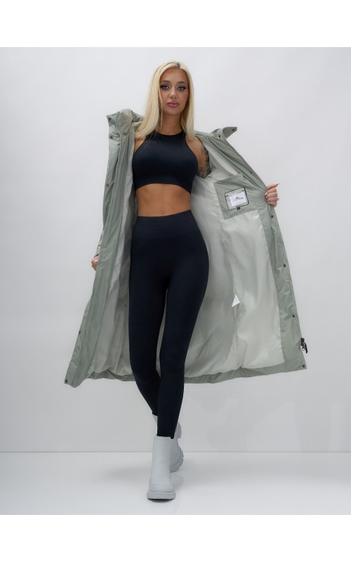 Длинный женский пуховик прямого кроя с капюшоном.