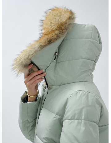 Пуховик женский зимний с мехом енот премиум, зелёный в Тюмени
