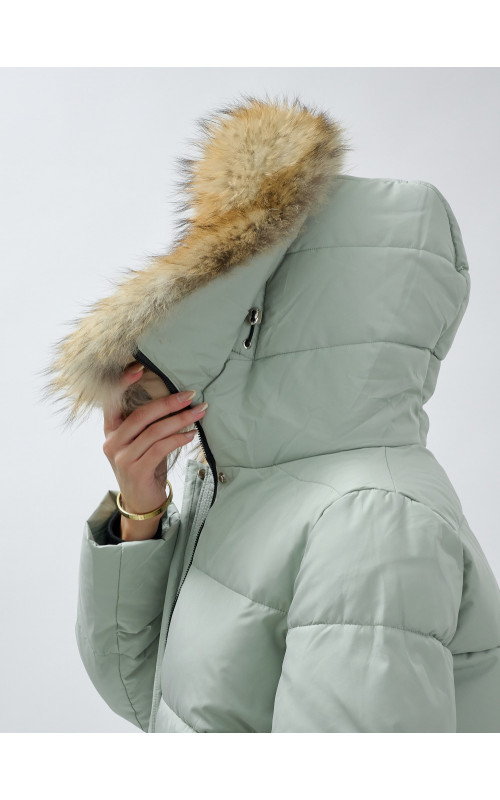 Пуховик женский зимний с мехом енот премиум, зелёный в Тюмени
