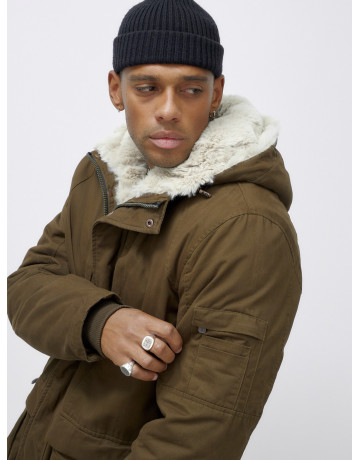 Мужская зимняя удлиненная парка с мехом, тёмно-шоколадового цвета. в Тюмени