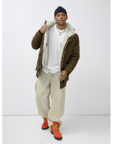 Мужская зимняя удлиненная парка с мехом, тёмно-шоколадового цвета. в Тюмени