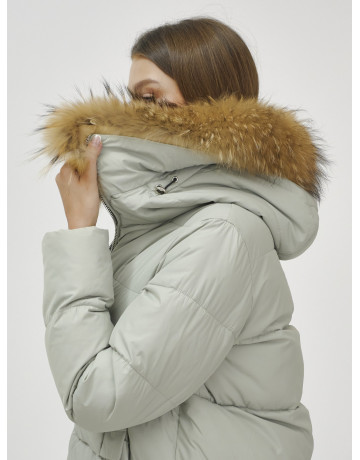 Пуховик женский зимний с мехом енота премиум светло-зелёный в Тюмени