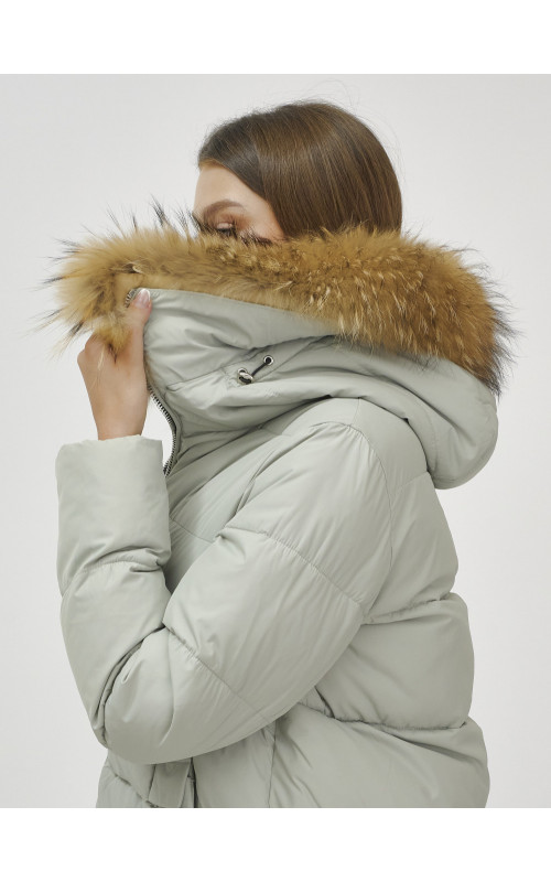 Пуховик женский зимний с мехом енота премиум светло-зелёный в Тюмени