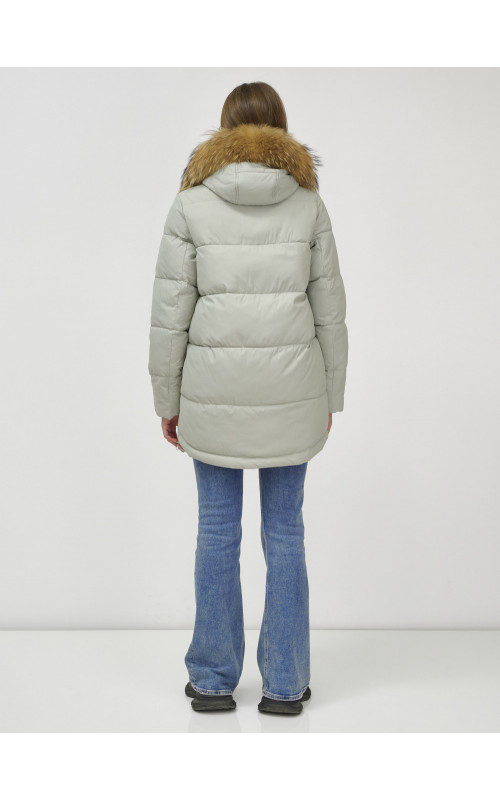 Пуховик женский зимний с мехом енота премиум светло-зелёный в Тюмени