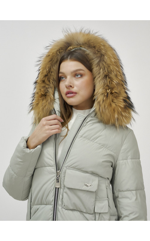 Пуховик женский зимний с мехом енота премиум светло-зелёный в Тюмени