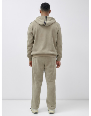 Мужской спортивный костюм для активного образа жизни.