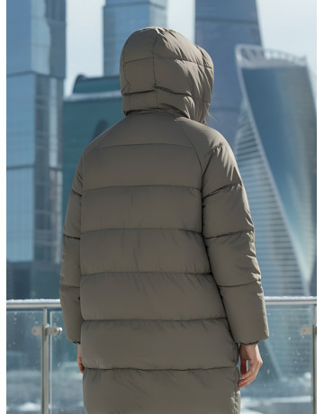 Длинный женский пуховик для зимы.