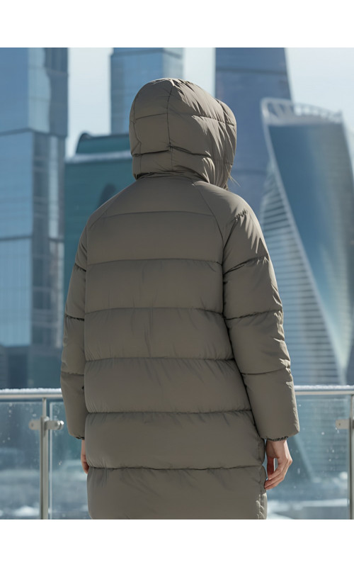 Длинный женский пуховик для зимы.
