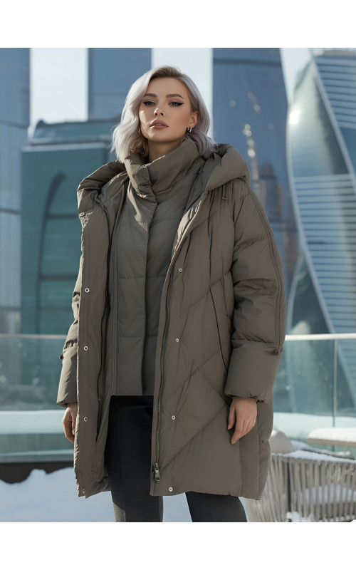 Длинный женский пуховик для зимы.