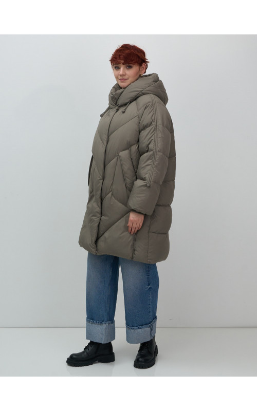 Длинный женский пуховик для зимы.