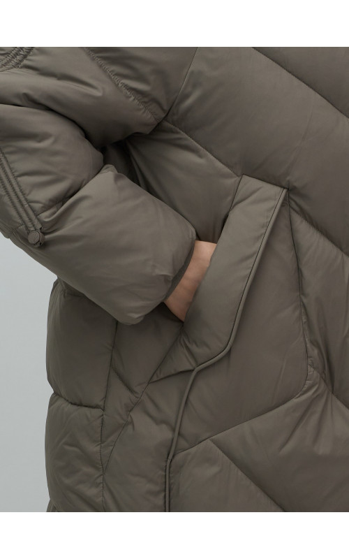 Длинный женский пуховик для зимы.