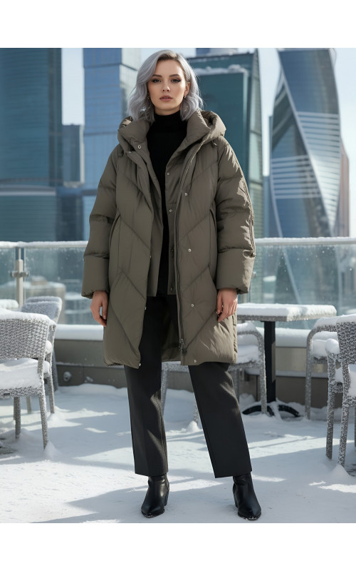 Длинный женский пуховик для зимы.