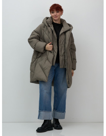 Длинный женский пуховик для зимы.