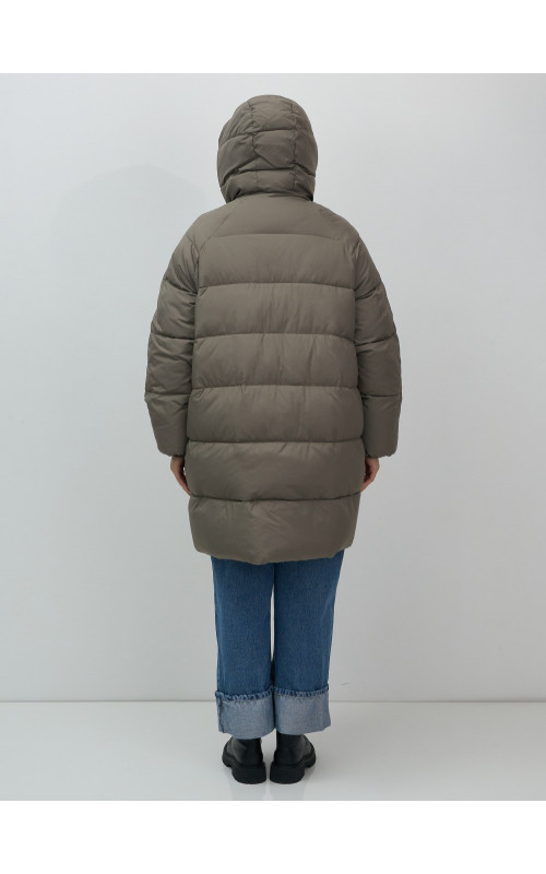 Длинный женский пуховик для зимы.