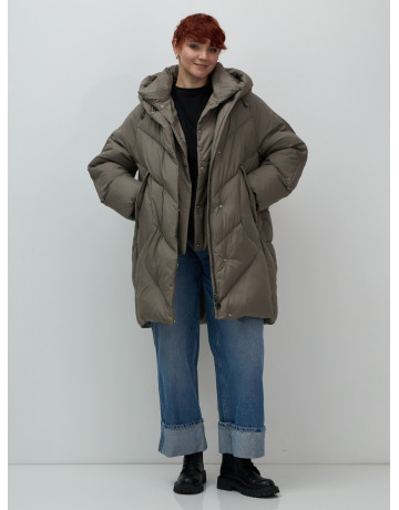 Длинный женский пуховик для зимы.